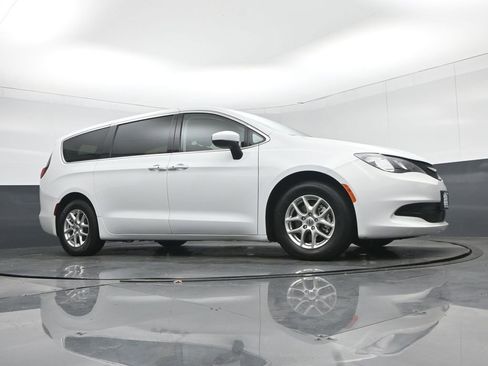 Used 2023 Chrysler Voyager LX image 67