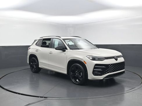 Used 2025 Volkswagen Tiguan SE R-Line FWD image 4