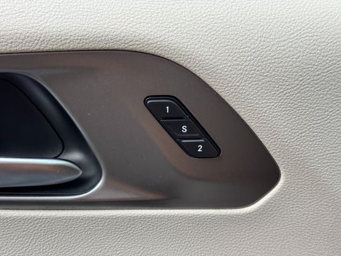 Used 2022 Chrysler Pacifica Touring-L FWD image 16