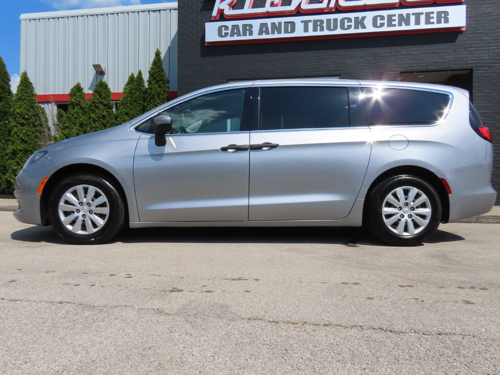 Used 2018 Chrysler Pacifica L FWD image 9