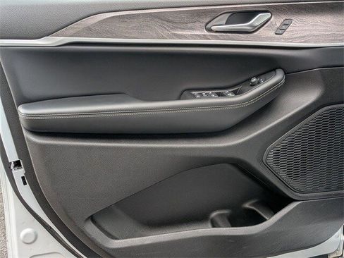 Used 2024 Jeep Grand Cherokee Limited image 10