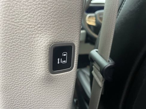 Used 2024 Chrysler Pacifica Touring-L image 25