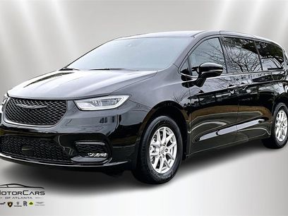 Used 2025 Chrysler Pacifica Select