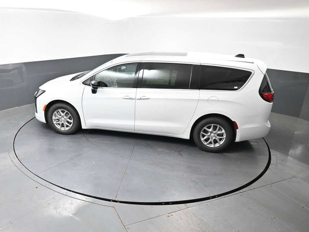 New 2027 Chrysler Pacifica Select w/ Family Tech Group FWD image 35