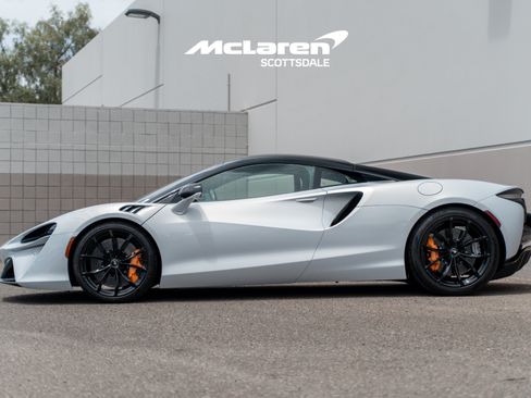 Used 2023 McLaren Artura RWD image 4