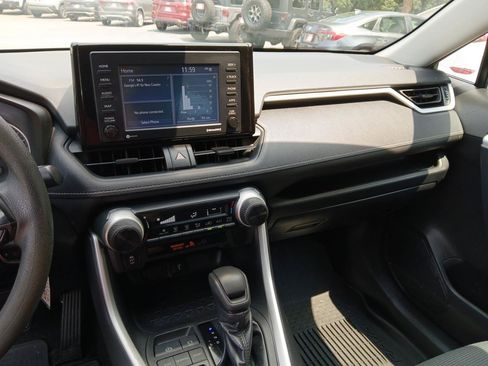 Used 2021 Toyota RAV4 LE FWD image 20