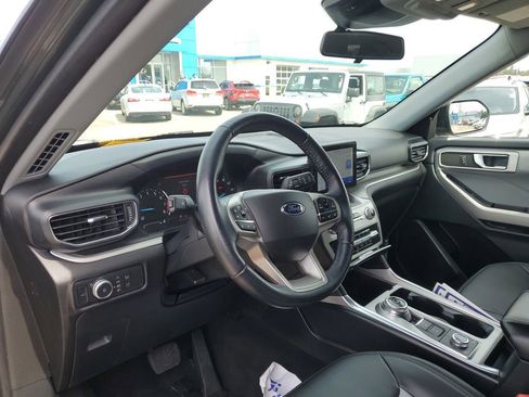 Used 2022 Ford Explorer XLT w/ Equipment Group 202A AWD/4WD image 8