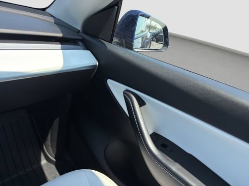 Used 2021 Tesla Model Y Long Range AWD/4WD image 17