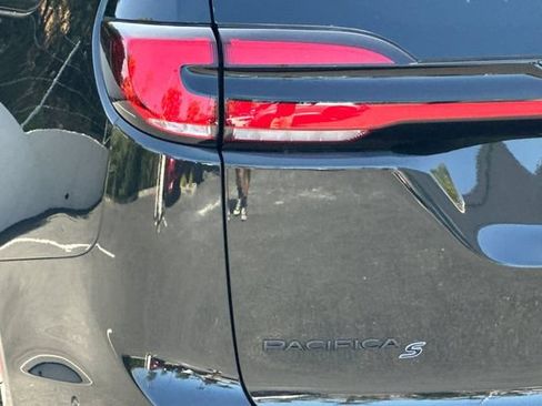 Used 2024 Chrysler Pacifica Premium FWD image 26