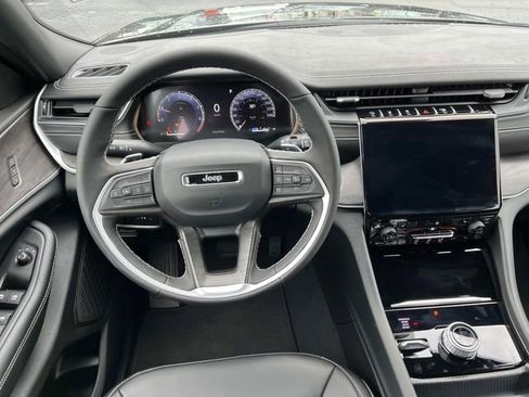 New 2025 Jeep Grand Cherokee Limited image 12