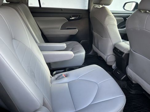 Used 2020 Toyota Highlander XLE image 13