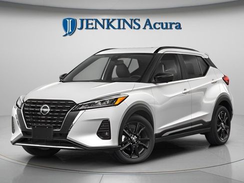 Used 2023 Nissan Kicks SR image 2