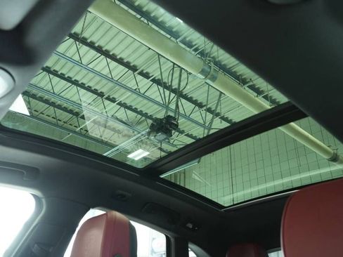 Certified 2025 Porsche Macan image 37