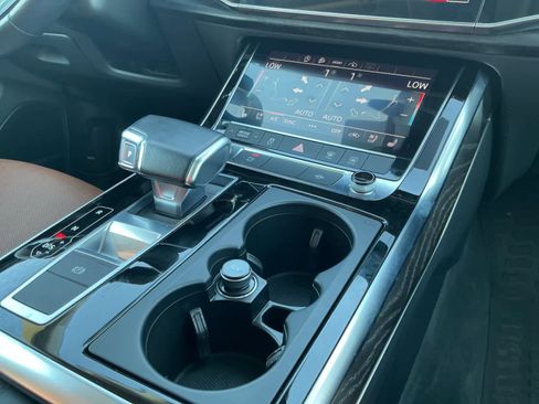 Used 2022 Audi Q8 Premium Plus w/ Premium Plus Package image 11