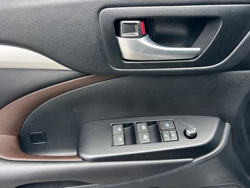 Used 2018 Toyota Highlander XLE FWD image 11