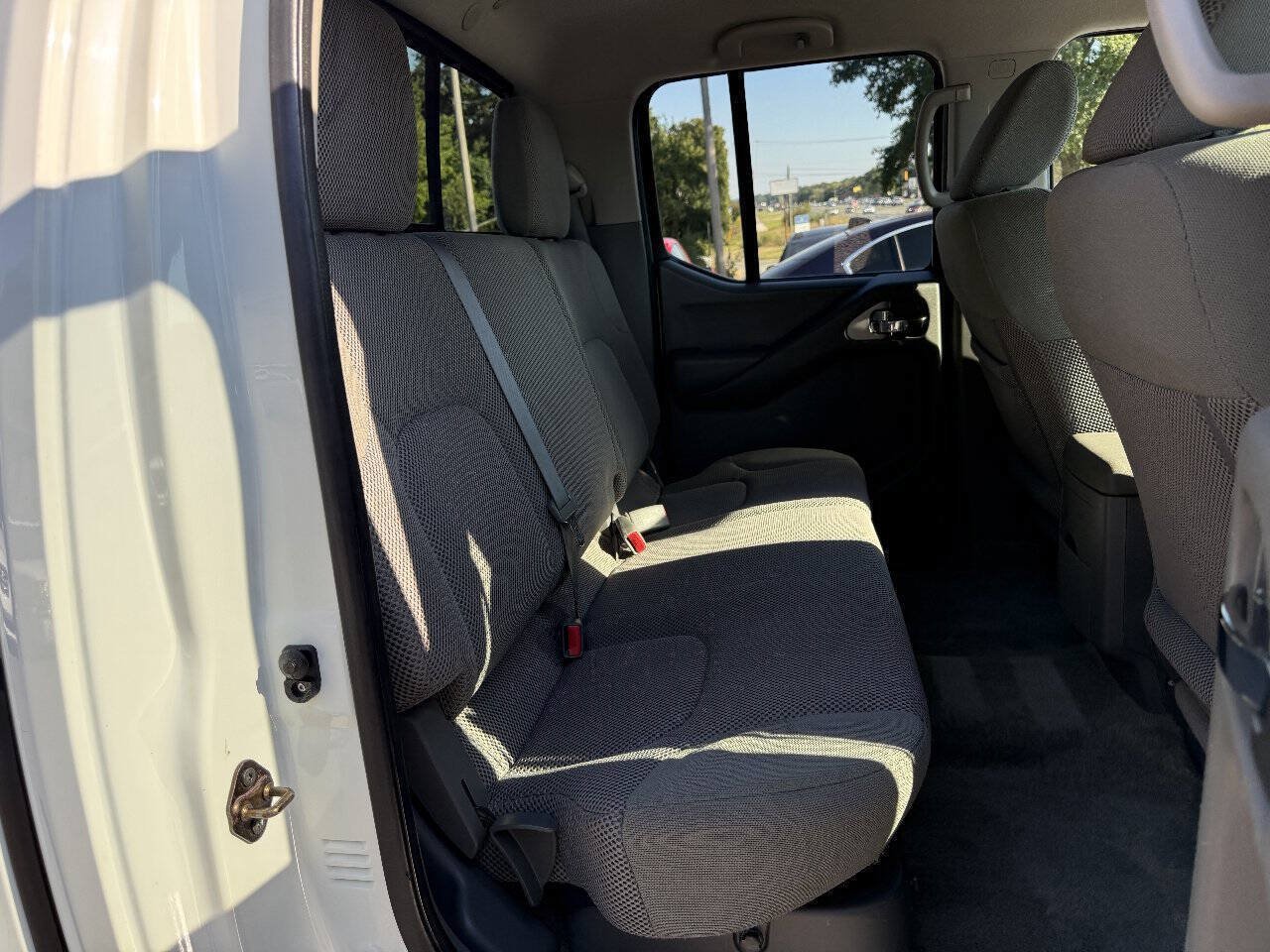 Used 2015 Nissan Frontier SV AWD/4WD image 16