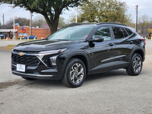 Certified 2025 Chevrolet Trax LT w/ LT Convenience Package image 2