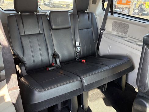 Used 2015 Chrysler Town & Country Touring-L w/ Driver Convenience Group image 12
