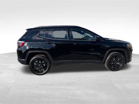 Used 2025 Jeep Compass Latitude w/ Convenience Group AWD/4WD image 7