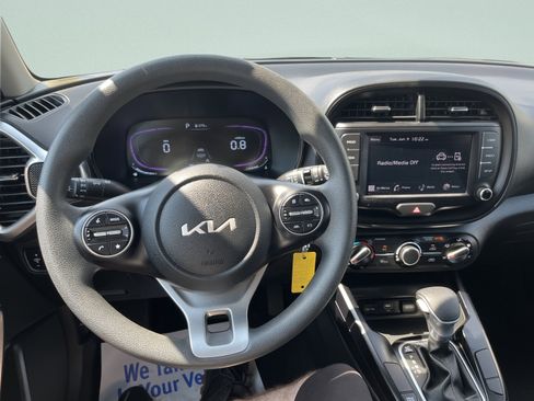 Used 2025 Kia Soul LX w/ LX Technology Package FWD image 11