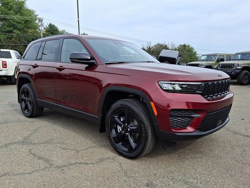 New 2025 Jeep Grand Cherokee Altitude image 1