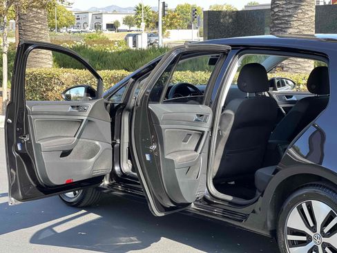 Used 2018 Volkswagen e-Golf SE w/ DC Fast Charging Package image 63