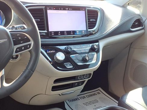 Used 2022 Chrysler Pacifica Touring-L image 5