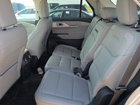 Used 2025 Ford Explorer Active w/ Active Comfort Package AWD/4WD image 7