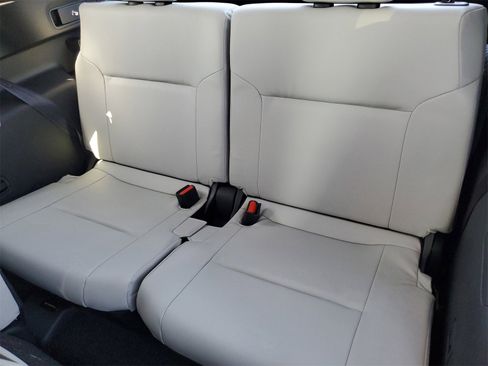 New 2025 Mitsubishi Outlander SE image 23