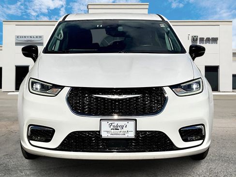 Certified 2024 Chrysler Pacifica Touring-L image 3