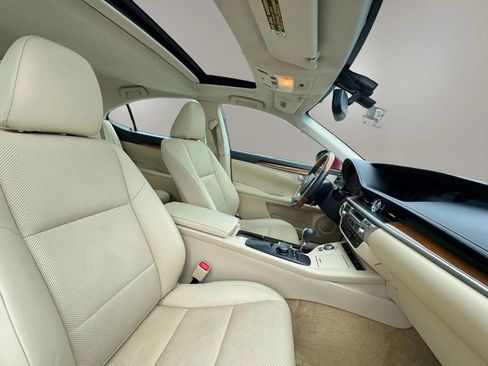 Used 2014 Lexus ES 300h w/ Premium Package w/Bamboo Trim FWD image 16