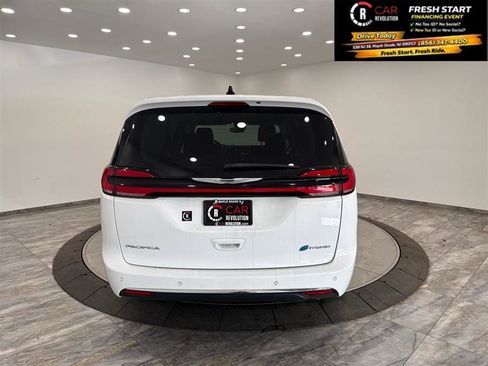 Used 2024 Chrysler Pacifica Limited FWD image 6