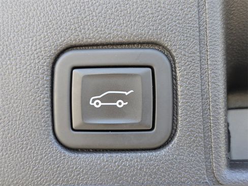 Used 2023 GMC Terrain SLT image 14