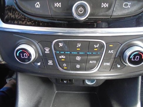 Used 2019 Chevrolet Traverse LT w/ LT Premium Package AWD/4WD image 13