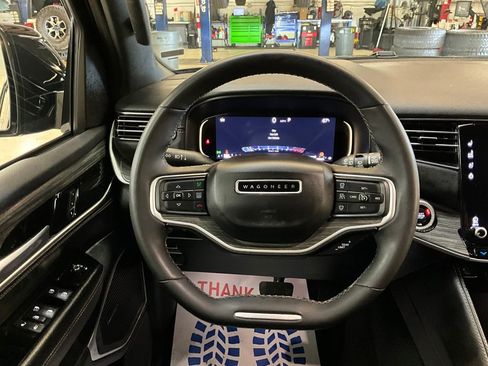 Used 2024 Jeep Wagoneer Series II w/ Flexible Seating Group image 9