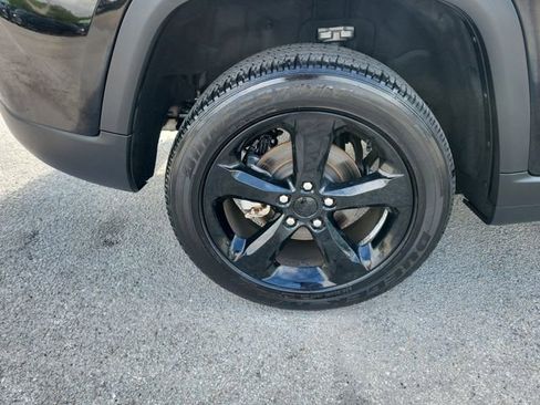 Used 2024 Jeep Grand Cherokee Altitude image 7