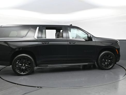 Used 2025 Chevrolet Suburban LT w/ Comfort Package AWD/4WD image 40