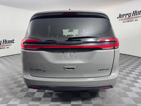 Used 2025 Chrysler Pacifica Limited FWD image 7