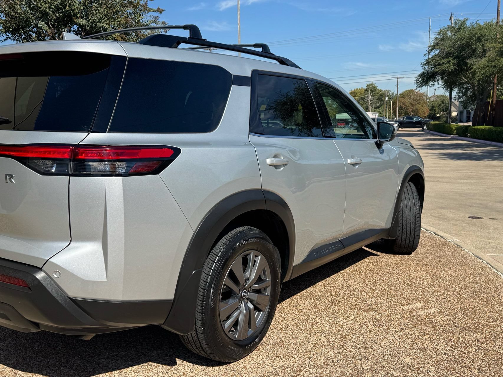Used 2025 Nissan Pathfinder SV FWD image 4