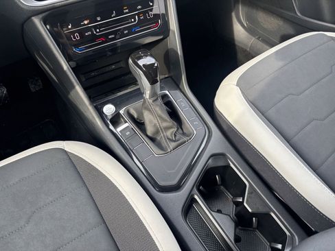 Used 2025 Volkswagen Taos SE image 41