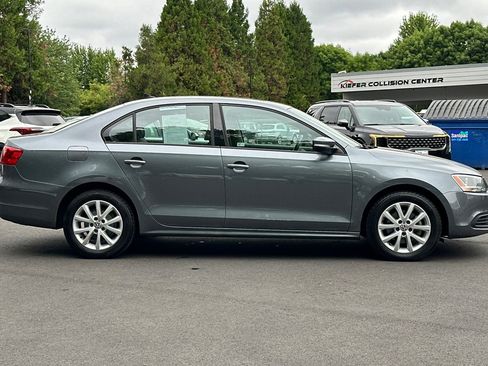 Used 2011 Volkswagen Jetta SE FWD image 3