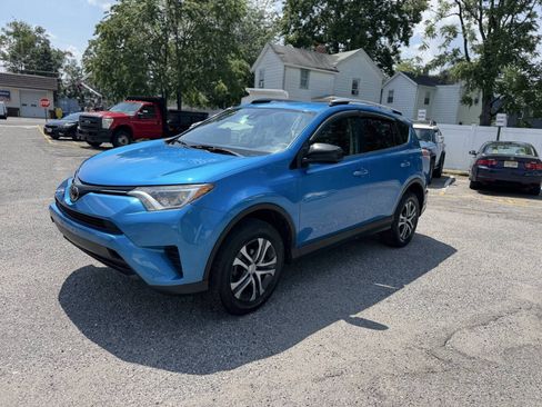 Used 2018 Toyota RAV4 LE AWD/4WD image 25