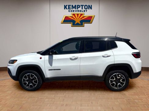 Used 2025 Jeep Compass Trailhawk AWD/4WD image 3