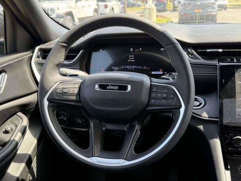 Certified 2025 Jeep Grand Cherokee Altitude AWD/4WD image 19
