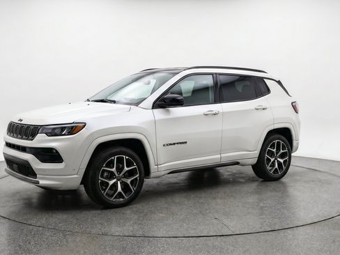 Used 2025 Jeep Compass Limited AWD/4WD image 3