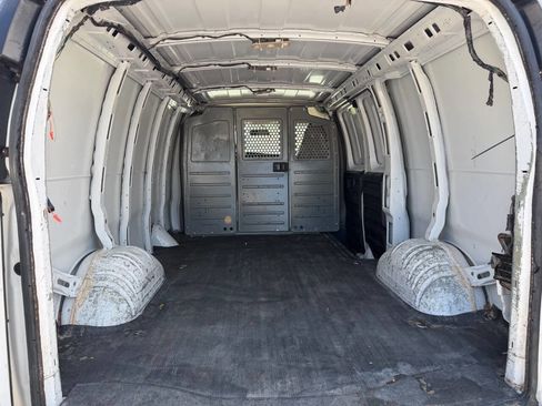 Used 2017 Chevrolet Express 2500 RWD image 10