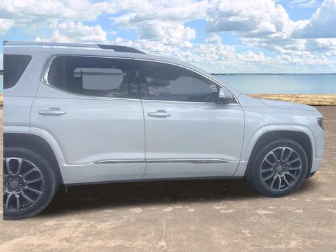 Used 2021 GMC Acadia Denali w/ Denali Technology Package FWD image 4