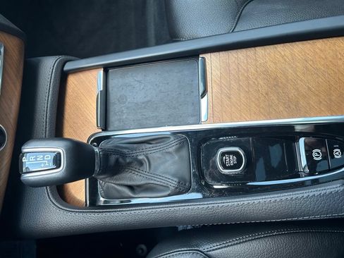 Certified 2022 Volvo XC90 T6 Momentum w/ Climate Package AWD/4WD image 22