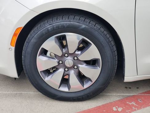 Used 2020 Chrysler Pacifica Limited w/ Advanced Safetytec Group image 10