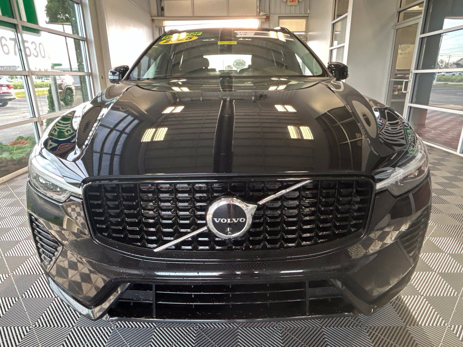 Used 2025 Volvo XC60 B5 Plus AWD/4WD image 2